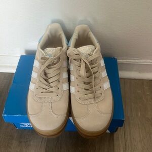 New ‘ Adidas Gazelle Sneakers in Beige and White🩵